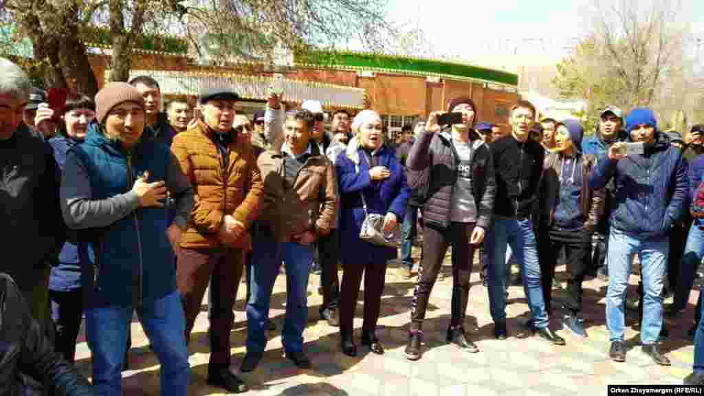 Участники протеста в Нур-Султане, 1 мая 2019 года.