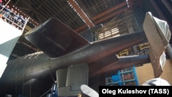 Российская атомная подводная лодка специального назначения проекта 09852 «Белгород», которая является носителем аппаратов «Посейдон», во время церемонии спуска на воду 