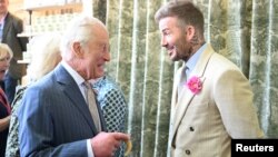 Кралят на Великобритания Чарлз III и Дейвид Бекъм. През уикенда бившият футболист беше посветен в рицарско звание.