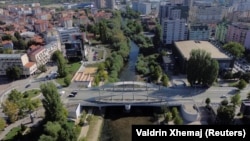 Pogled na dva dela Mitrovice, i reku koja ih razdvaja.