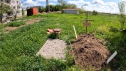 Ucrainenii își îngroapă rudele în curțile caselor în timp ce atacurile rusești asupra Pokrovskului continuă