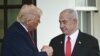 Presidenti i SHBA-së, Donald Trump, duke shtrënguar duart me kryeministrin izraelit, Benjamin Netanyahu, në Uashington, më 7 prill 2025.