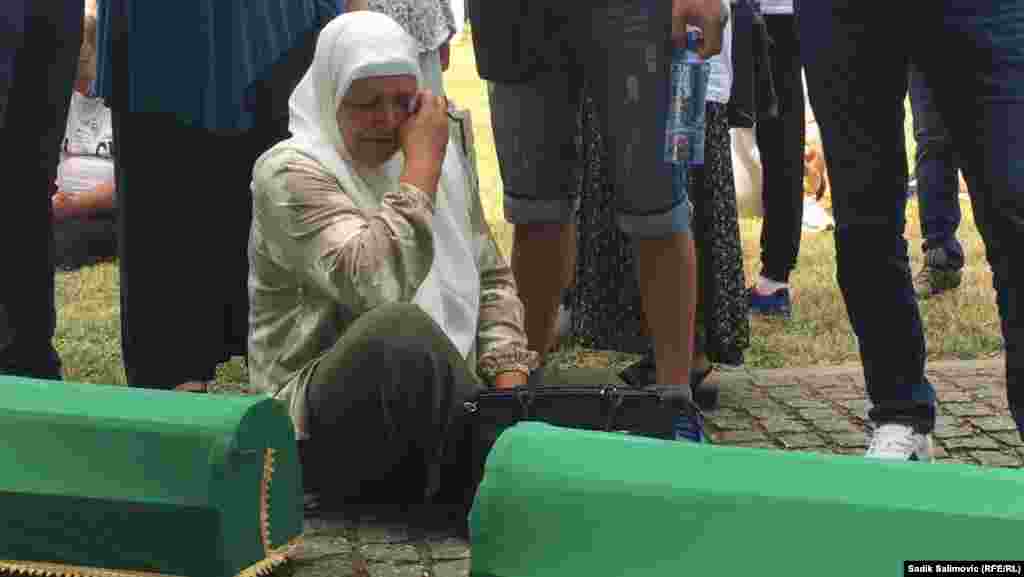 Mevlida Aljić oprašta se od od brata Jusufa Aljića koji će biti sahranjen u Memorijalnom centru Potočari.