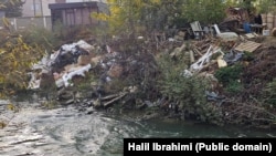 Otpad, uključujući plastiku, na obali reke Ibar.
