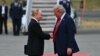Президент США Дональд Трамп (справа) приветствует президента России Владимира Путина на взлетно-посадочной полосе после их прибытия на объединенную базу Элмендорф-Ричардсон в Анкоридже, Аляска, 15 августа 2025 года