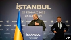 Șeful delegației ucrainene, ministrul apărării, Rustem Umerov (stânga), la o conferință de presă după discuțiile cu delegația rusă, la Istanbul, pe 23 iulie.