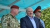 Alyaksandr Lukașenka, președintele Republicii Belarus, și ministrul de Interne din Belarus, Iuri Karayeu (în dreapta), inspectează trupele speciale ale Ministerului de Interne, la Minsk, 28 iulie 2020