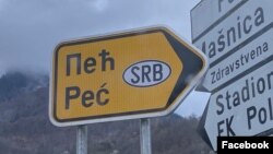 Sporni saobraćajni znak u varošici Murino, nadomak granice sa Kosovom na kojoj je Peć predstavljen kao grad u Srbiji.