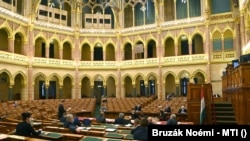 Az Országgyűlés plenáris ülése mindössze maroknyi képviselő részvételével 2020. szeptember 28-án