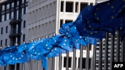 Знамињата на Европската унија се веат пред зградата на Европската комисија во Брисел на 12 април 2024 година.