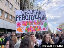 Slogani “Revolucion me ngjyra? Gënjeshtër shumëngjyrëshe”- kështu iu përgjigjën studentët akuzave të pushtetit më 4 prill 2025.