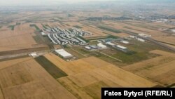 Një lagje moderne shihet jashtë kryeqytetit të Kosovës, Prishtinës, e rrethuar nga fusha me grurë.