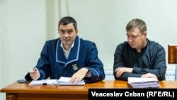 Procurorul Alexandru Cernei (în mantie) și reprezentantul Ministerului Finanțelor la o ședință de judecată în dosarul lui Vladimir Plahotniuc.