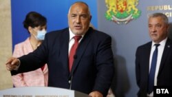 След срещата на управляващата коалиция премиерът Бойко Борисов определи варианта за служебен кабинет и предсрочни избори като абсурд. Ремонтът на кабинета се отлага.