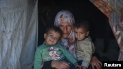 Iman és ikrei: Uday és Hamza 2025 szeptember 18-án a mawasi menekülttáborban