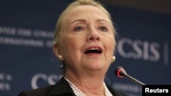 Хиллари Клинтон выступает с программной речью  "США: стратегическое взаимодействие с Северной Африкой в эпоху перемен" в Центре стратегических и международных исследований в Вашингтоне, 12 октября