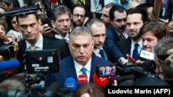 Orbán Viktor a sajtó képviselőinek gyűrűjében Brüsszelben 2020. február 21-én