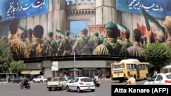 Vozila prolaze pored ogromnog transparenta na Teheranskom Trgu revolucije dok se čini da je na snazi ​​primirje, 24. juni 2025.