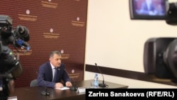 Анатолий Бибилов предложил всем заинтересованным сторонам набраться терпения и не политизировать вопрос