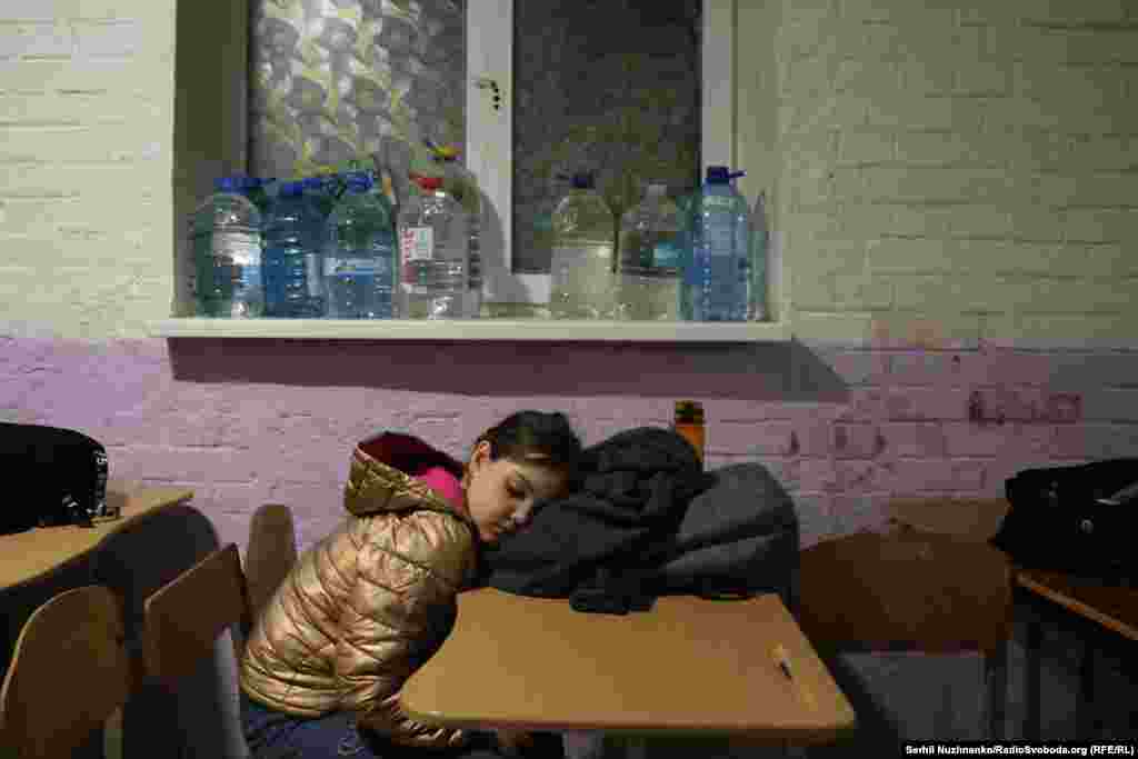 24 aprilie 2025, Kiev, Ucraina – O fetiță doarme într-un adăpost, după atac.