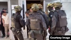 Forțele speciale rusești Omon în acțiune în zone frecventate de migranți ilegali, la Moscova. Unii din cei „prinși” sfârșesc pe front. 