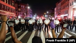 Протестиращи застават на колене в памет на Джордж Флойд, докато полицията на Ню Йорк се придвижва към тях., 4 юни 2020 г.