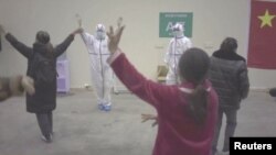 Oboljeli od koronavirusa i medicinsko osoblje plešu u improviziranoj bolnici u Wuhanu u Kini, 10. februar 2020.