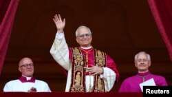 Novoizabrani papa Lav XIV, kardinal Robert Francis Prevost iz Sjedinjenih Država pojavljuje se na balkonu bazilike Svetog Petra u Vatikanu, 8. maja 2025. 