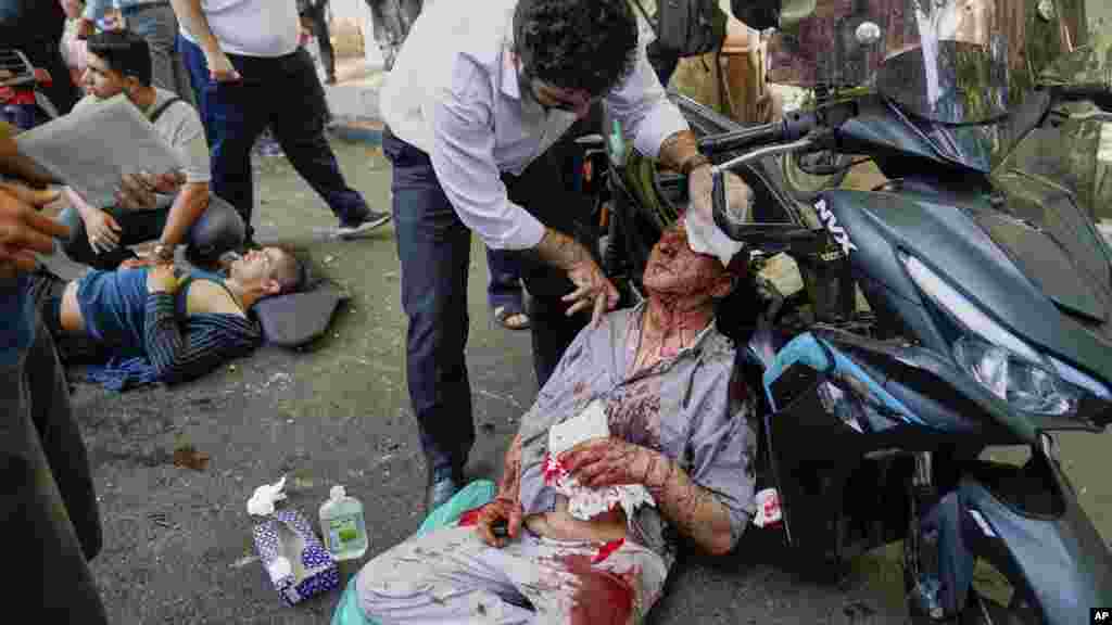 Sebesülteket látnak el Teherán utcáin a június 15-ei izraeli rakétatámadás után