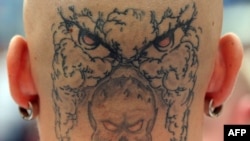 "Пострадавшие рассказали нам, что их били крупные лысые ребята с татуировками. Возможно, это были скинхеды"