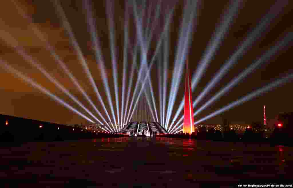 Služba za žrtve genocida u Memorijlanom centru u Jerevanu, koji je podignut u čast stradalih u genocidu koji su otomanski Turci sproveli nad Jermenima, počev od 1915. godine. Službi, koja je ovog puta prenošena onlajn, obično prisustvuje nekoliko hiljada Jermena.&nbsp; &nbsp;