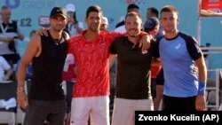 Novak Đoković na turniru u Zadru, 19. lipnja 2020. godine, pozira s Grigorom Dimitrovom, Viktorom Troickim i Bornom Ćorićem
