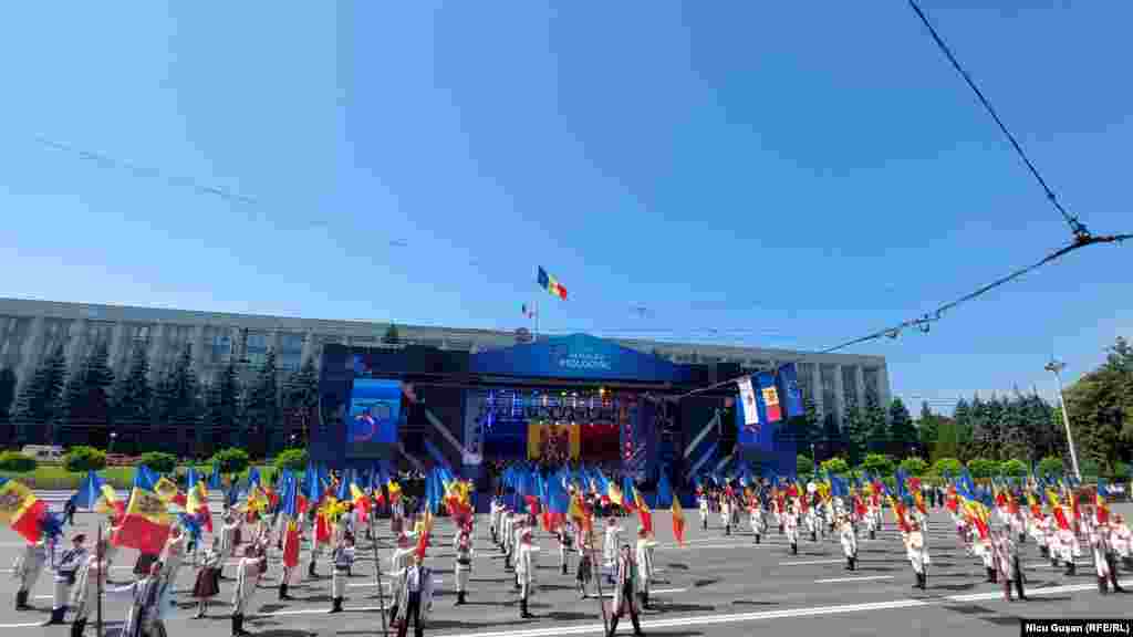 Începutul manifestațiilor din Piața Marii Adunări Naționale