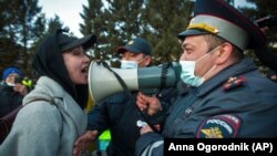 Жена противостои на полицай по време демонстрация в защита на Навални в сибирския град Улан-Уде. 21 април 2021 г. Снимката е илюстративна.