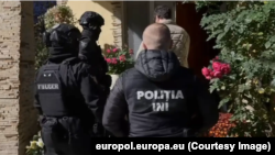 Imagine distribuită de Europol de la perchezițiile din R. Moldova, care au avut loc pe 29 octombrie, în cadrul operațiunii „Avengers-2” („Răzbunătorii-2”).