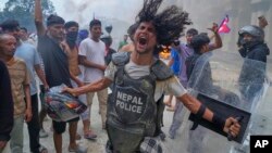 Протестиращ с полицейска бронежилетка и щит в Сингха Дурбар, седалище на различни министерства и служби на непалското правителство, по време на протест срещу забраната на социалните медии и корупцията в Катманду, Непал. 9 септември 2025 г. 