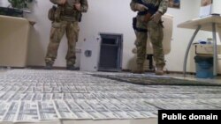 Гроші знайдені під час спецоперації у першого заступника начальника Головного слідчого управління Генеральної прокуратури Володимира Шапакіна і заступника прокурора Київської області Олександра Корнійця, 7 липня 2015 року