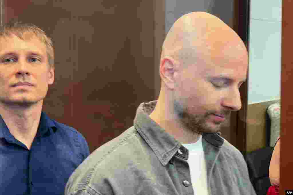 A sajtósok zárt ajtók mögötti tárgyalása már tavaly október óta tartott. Az ügyészség azzal vádolta őket, hogy a szélsőséges szervezetnek minősített Alekszej Navalnij Korrupcióellenes Alapítványa YouTube-csatornájára is gyártottak anyagokat.