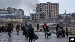 Palestinezët duke u larguar nga qyteti i Han Junisit, në jug të Rripit të Gazës, përderisa Izraeli po vazhdon ofensivën e tij tokësore dhe ajrore në këtë zonë. 29 janar 2024. 