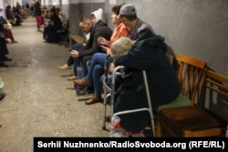 В укрытии во время российской атаки. Киев, 24 апреля 2025 года