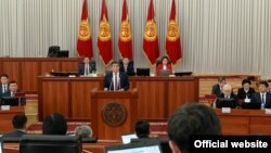 Сооронбай Жээнбеков выступает с обращением в Жогорку Кенеше. 11 апреля 2019 года. 