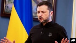 Președintele ucrainean Volodimir Zelenski într-o discuție cu jurnaliștii la Kiev, pe 19 februarie.