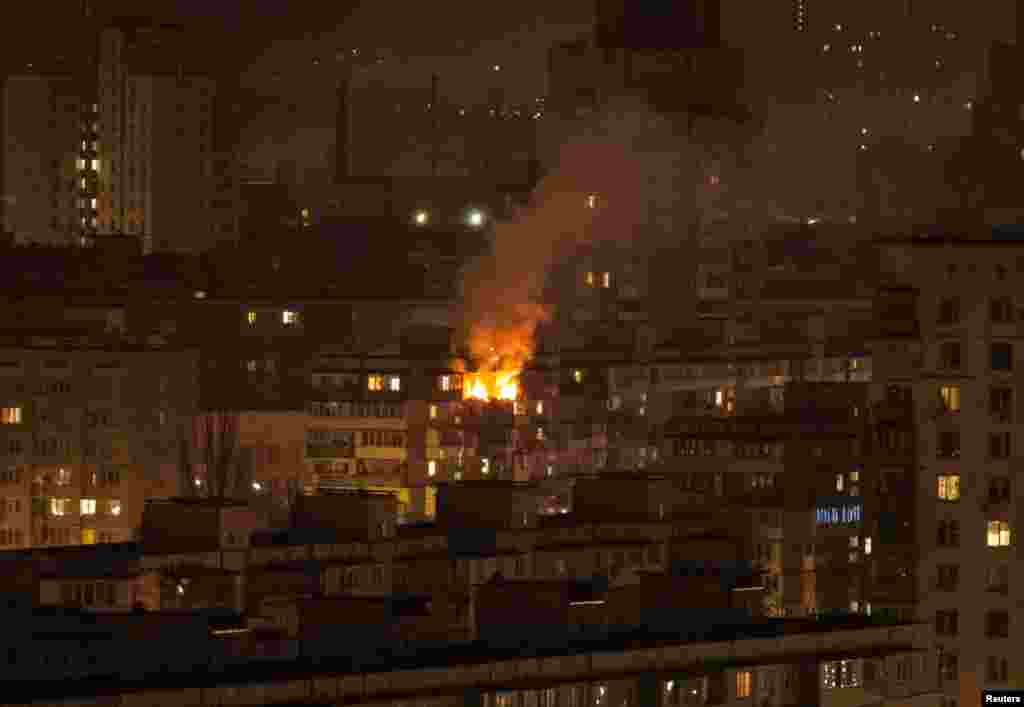 კიევში, 23 მარტს რუსული თავდასხმების ტალღის შემდეგ, ბინა იწვის შენობის ბოლო სართულზე. უკრაინის ხელისუფლება აცხადებს, რომ 22-23 მარტს შაბათ-კვირას სამი ადამიანი დაიღუპა კიევზე თავდასხმის შედეგად, მათ შორის 5 წლის გოგონა და მისი მამა. ბოლო მოლაპარაკებები რუსეთისა და ამერიკის ელჩებს შორის საუდის არაბეთში, ერ-რიადში, 24 მარტს დაიწყო.