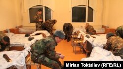 Солдаты в казарме.