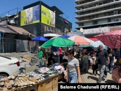 დაზარალებულების ნაწილი გარემოვაჭრეებს შეუერთდა დამწვარი ბაზრობის წინ და გადარჩენილ ტანსაცმელს ყიდის.
