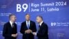 Președintele Letoniei, Edgars Rinkevics, președintele României, Klaus Iohannis, și președintele Poloniei, Andrzej Duda, participă la formatul B9, cunoscut și sub numele de Summitul flancului estic al NATO, la Riga, Letonia, 11 iunie 2024.