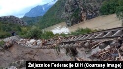 Nema ni naznaka kada će željeznički saobraćaj ponovo biti uspostavljen. Dionica pruge visi u zraku pored Jablanice