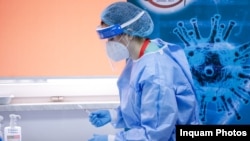 Începutul vaccinarii impotriva COVID-19 a personalului medical ce isi desfasoara activitatea in cadrul Spitalului Militar din Bucuresti, marti 5 ianuarie 2021. Inquam Photos / George Calin