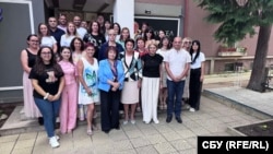 Шефката на СБУ Янка Такева (в центъра) и зам.-министърката на образованието Емилия Лазарова (вдясно от нея) на закриването на т.нар. "академия" на синдиката в Хисаря, август 2025 г.