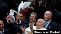 Papa Franjo pušta bijele golubice prije mise u Istanbulu, novembar 2014. 